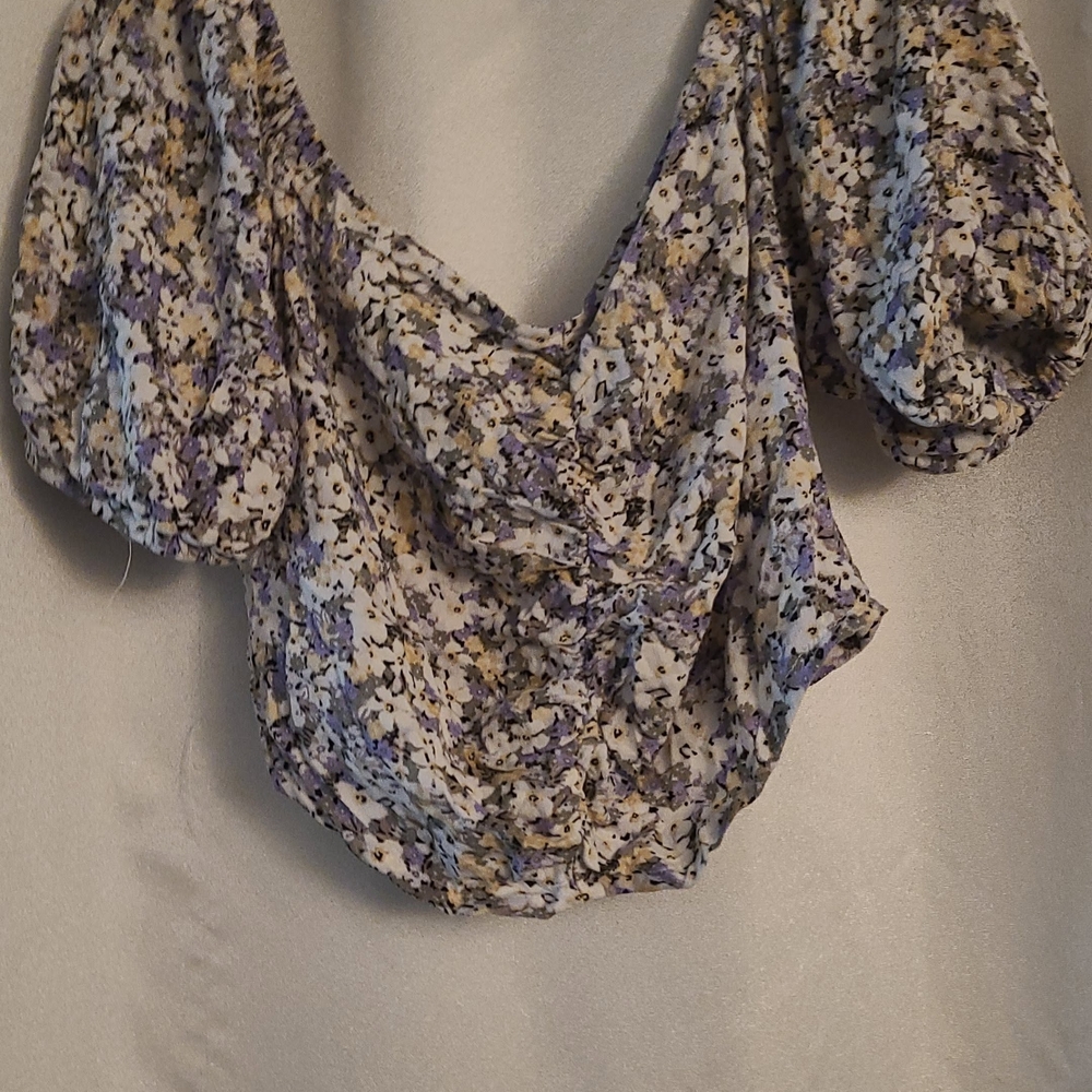Floral Puff-Sleeve V-Neck Blouse - Lavender/White